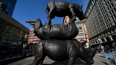 Socha tří posledních žijících nosorožců severních bílých, kteří patří zoo ve Dvoře Králové nad Labem.