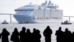 Největší parník světa Symphony of the Seas vyplouvá z přístavu Saint-Nazaire na západě Francie