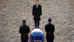 Prezident Emmanuel Macron před rakví Arnauda Beltrama