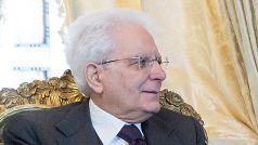 Italský prezident Sergio Mattarella během rozhovoru s Marií Elisabettou Alberti Casellatiovou.