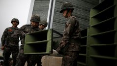 Jihokorejští vojáci odstraňují ampliony s protiseverokorejským vysíláním