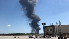 Vojenské dopravní letadlo C-130 se ve středu zřítilo na křižovatku nedaleko mezinárodního letiště v Savannah v americkém státě Georgia.