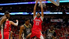 Anthony Davis do koše Warriors nastřílel 33 bodů