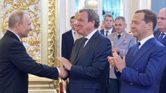 Poslední inaugurace Vladimira Putina (2018). Rukou mu potřásá Gerhard Schröder, vedle něj stojí Dmitrij Medveděv
