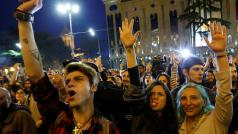 &quot;Taneční protest&quot; před gruzínským parlamentem v Tbilisi.