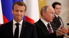 Francouzský prezident Emmanuel Macron a ruský prezident Vladimir Putin a společné tiskové konferenci.