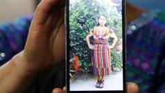 Dominga Vicenteová ukazuje fotografii své příbuzné  Claudie Gomezové, kterou zastřelila americká pohraniční stráž