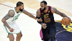 Hráč Bostonu Celtics Tristan Thompson brání LeBrona Jamese z Clevelandu Cavaliers.