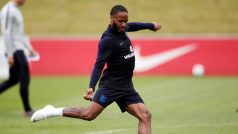 Raheem Sterling na tréninku anglické reprezentace s vytetovanou zbraní na pravé noze