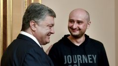 „Jsem absolutně přesvědčený, že nebylo jiné cesty,“ řekl o zinscenované vraždě Arkadije Babčenka ukrajinský prezident Petro Porošenko. Snímek Porošenka s Babčenkem (vpravo) zachycuje večer poté, co SBU oznámila, že novinář Babčenko žije.