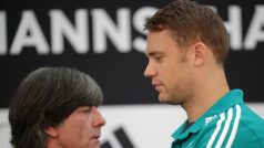 Německý reprezentační trenér Joachim Löw (vlevo) a fotbalový brankář Manuel Neuer