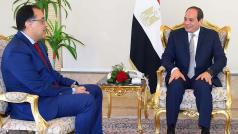 Egyptský premiér Abdal Fattáh Sísí (vpravo) ve čtvrtek jmenoval premiérem dosavadního ministra pro bydlení Mustafu Madbúlího