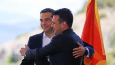 Řecký premiér Alexis Tsipras (vlevo) a makedonský premiér Zoran Zaev před podpisem dohody.