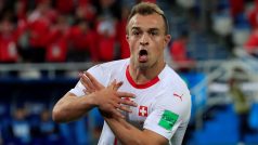 Švýcarský záložník Xherdan Shaqiri oslavuje gól do sítě Srbska gestem, které připomíná orla ze znaku Albánie.