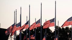 Vlajky na půl žerdi u Washingtonova monumentu na znamení úcty k zesnulému Johnu McCainovi..