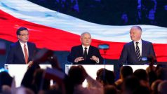 Polský ministr spravedlnosti a generální prokurátor Zbigniew Ziobro, předseda strany Právo a spravedlnost Jarosław Kaczyński a vicepremiér Jarosław Gowin.