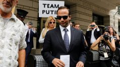 George Papadopoulos opouští budovu soudu ve Washingtonu.