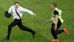 Za narušení červencového finálového zápasu mistrovství světa ve fotbale mezi Francií a Chorvatskem strávil Pjotr Verzilov a tři ženy 15 dní ve vězení. Na hřiště vtrhli v policejních uniformách.