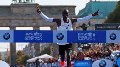 Eliud Kipchoge v cíli berlínského maratonu