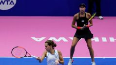 Andrea Sestini Hlaváčková (v pozadí) a Barbora Strýcová