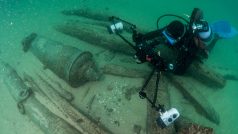 Děla a zbytky portugalské lodě, kterou našli archeologové nedaleko Lisabonu.