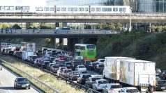 Dánská policie v pátek kvůli rozsáhlé operaci uzavřela frekventované mosty vedoucí z hlavního ostrova Sjaelland, kde se nachází metropole Kodaň.