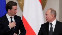 Rakouský premiér Sebastian Kurz (vlevo) a ruský prezident Vladimir Putin