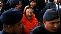 Manželka malajsijského expremiéra Razaka Rosmah Mansorová dorazila k soudu v Kuala Lumpur.