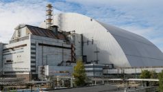 Konstrukci, do které by se vešel pařížský stadion Stade de France nebo newyorská socha Svobody, stavaři budovali desítky metrů od čtvrtého reaktoru