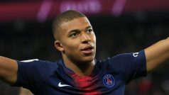 Útočník PSG Kylian Mbappé slaví gól do sítě Lyonu.