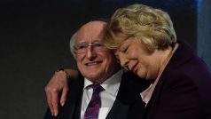 Staronový irský prezident Michael Higgins s chotí Sabinou