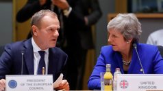 Předseda Evropské rady Donald Tusk a britská premiérka Theresa Mayová