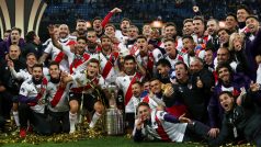 Hráči River Plate s trofejí pro vítěze Superclásica