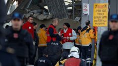 Na místě jsou kromě záchranářů, jimž pomáhají speciálně vycvičení psi, i vyšetřovatelé. Zatím není jasné, zda kolizi způsobila nefunkční signalizace.