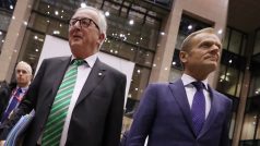 Summit evropských lídrů v Bruselu, vlevo předseda Evropské komise Jean-Claude Juncker, vpravo předseda unijních summitů Donald Tusk