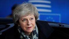 Britské premiérka Theresa Mayová vystupuje z auta na evropském summitu v Bruselu