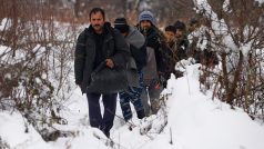 Skupinu migrantů při pokusu o překročení hranice s Chorvatskem nedaleko hory Plješivice zachytil fotograf agentury Reuters. Snímek pořídil 19. prosince 2018.