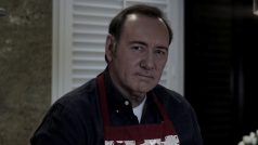 Herec Kevin Spacey se ve videu, kde se stylizuje do Franka Underwooda, hlavní postavy seriálu Dům z karet, brání obvinění ze sexuálního útoku.