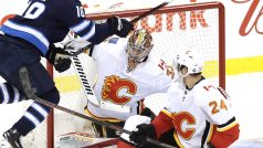 David Rittich v brance Calgary při zápase proti Winnipegu