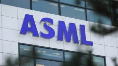 Logo společnosti ASML na jeho sídle v nizozemském Eindhovenu.