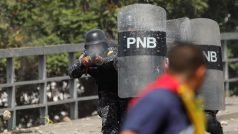 Venezuelští policisté střílí gumové projektily na demonstranty