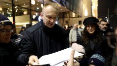 Lídr opozice Dragan Djilas mluvil s demonstranty během protestů.