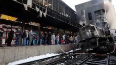 Někteří očití svědci uvedli, že viděli, jak z lokomotivy gestikuloval muž a volal, že nefungují brzdy
