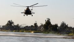 Helikoptéra irácké armády pátrá nad řekou Tigris po přeživších na místě kde se trajekt potopil