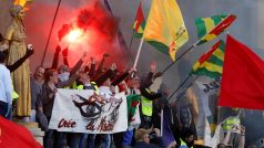 Lidé oblečení do žlutých vest protestují ve Francii proti vládě a prezidentovi každou sobotu od 17. listopadu loňského roku.