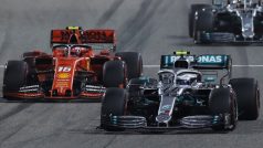 Lewis Hamilton vyhrál Velkou cenu Bahrajnu