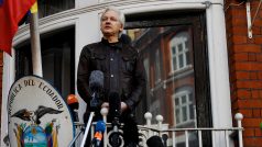 Julian Assange na balkoně ekvádorské ambasády v Londýně. (archivní foto)