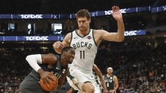 Hráče Brooklynu Caris LeVert brání Brook Lopez z Milwaukee