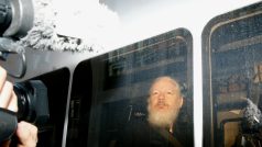 Policisté uvedli, že Assange zatkli na základě žádosti o vydání do USA a porušení podmínek kauce v Británii