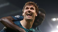 Fernando Llorente a Davinson Sanchez slaví gól proti Manchesteru City.